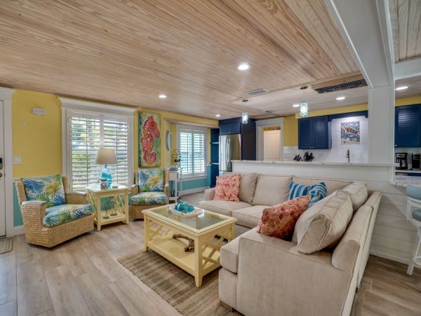 Holmes Beach Vacation Pool Rental Sleeps Six Guests
