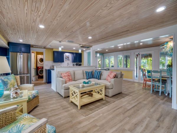 Holmes Beach Vacation Pool Rental Sleeps Six Guests