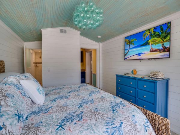 Holmes Beach Vacation Pool Rental Sleeps Six Guests