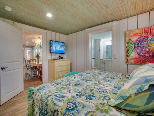 Holmes Beach Vacation Pool Rental Sleeps Six Guests