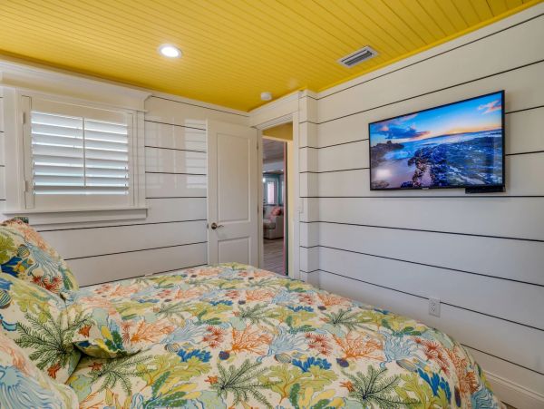 Holmes Beach Vacation Pool Rental Sleeps Six Guests
