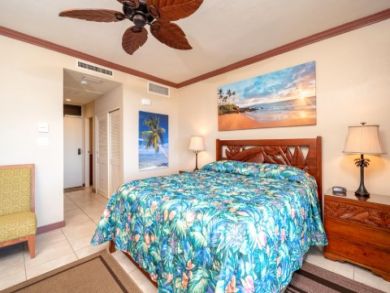 Lahaina Vacation Condo Sleeps Six Guests with Ocean Views.