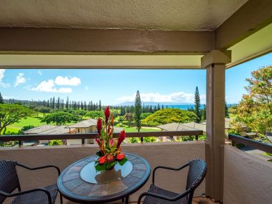 Lahaina Vacation Condo Sleeps Six Guests with Ocean Views.