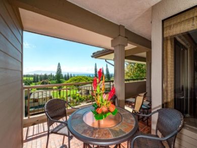 Lahaina Vacation Condo Sleeps Six Guests with Ocean Views.