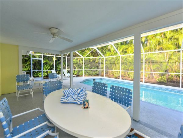 Holmes Beach Vacation Rental Sleeps 6 One Block to Beach