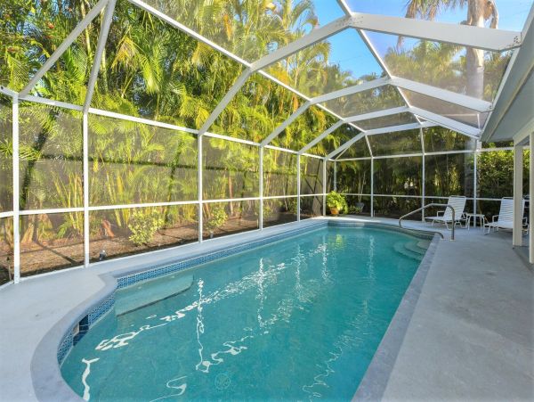 Holmes Beach Vacation Rental Sleeps 6 One Block to Beach