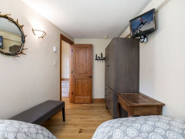 Spacious Vail Condo: Heated Pool, Balcony & Full Kitchen