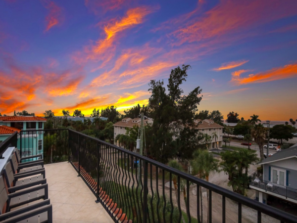 Island Oasis with Pool, Hut Tub, and Rooftop Deck, Steps from Manatee Beach
