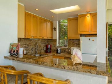 Lahaina  Vacation Condo Rental On Beach Sleeps Six