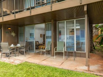 Lahaina  Vacation Condo Rental On Beach Sleeps Six