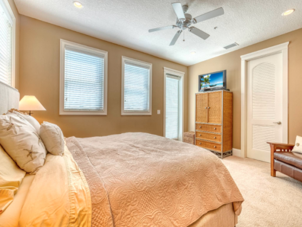 Redington Shores  Luxury Vacation Condo Sleeps Ten Guests.