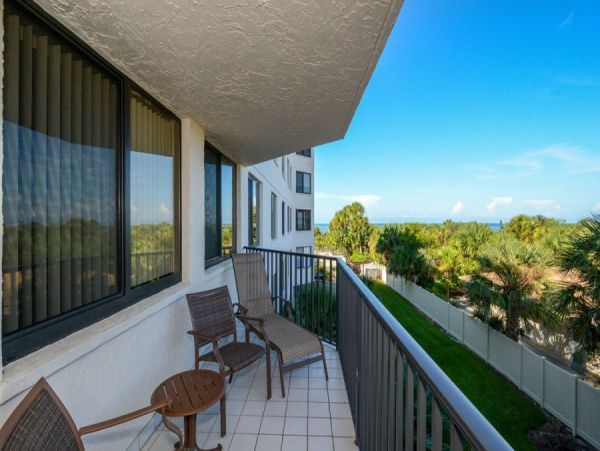 Siesta Key Vacation Condo Sleeps Four Guests Walk To Bech