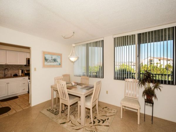 Siesta Key Vacation Condo Sleeps Four Guests Walk To Bech
