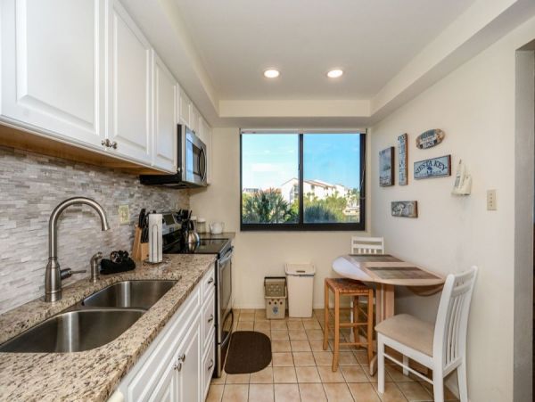 Siesta Key Vacation Condo Sleeps Four Guests Walk To Bech