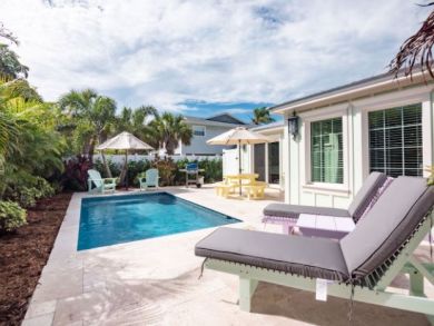 Charming Vacation Rental on Holmes Beach. Call Today.