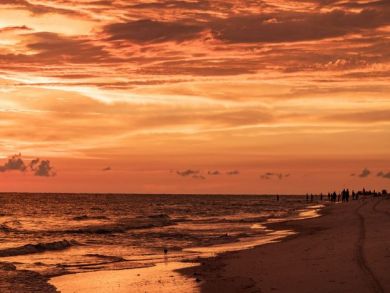 Charming Vacation Rental on Holmes Beach. Call Today.