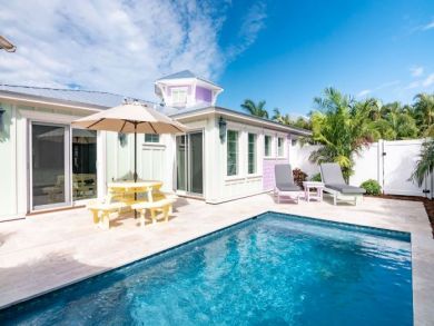 Charming Vacation Rental on Holmes Beach. Call Today.