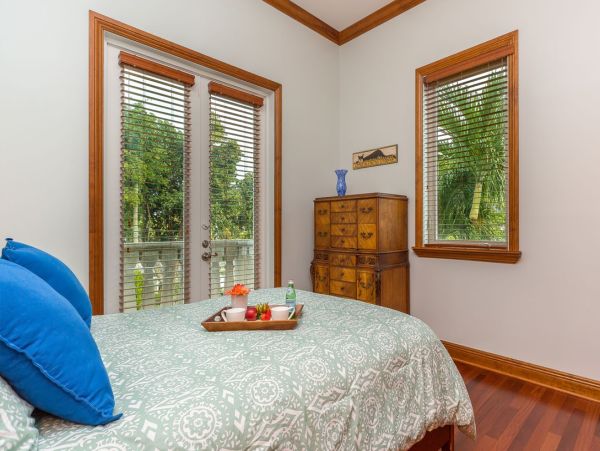 Miami Waterfront Vacation Rental Villa - Luxury Miami Vacation Home with Pool & Dock