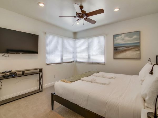 Pacific Beach Luxury Vacation Home, 4 Bedrooms