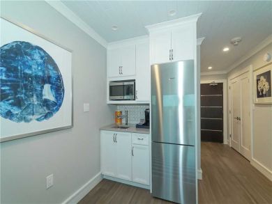 Charming Vacation Rental on Holmes Beach. Call Today.