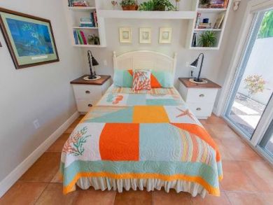 Charming Vacation Rental Holmes Beach 1 Min. Walk to Beach