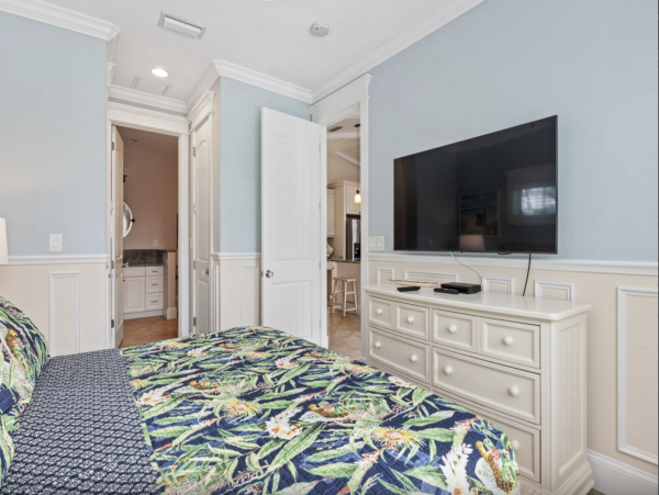 Holmes Beach Vacation Rental Sleeps Six Guests West of Gulf Drive