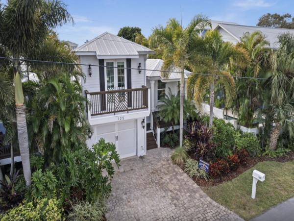 Holmes Beach Vacation Rental Sleeps Six Guests West of Gulf Drive