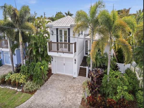 Holmes Beach Vacation Rental Sleeps Six Guests West of Gulf Drive
