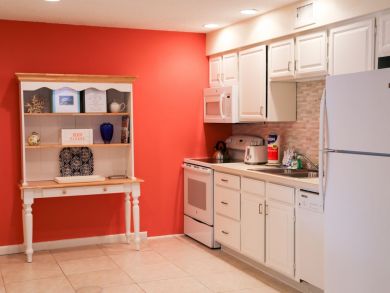 Charming Vacation Rental on Holmes Beach. Call Today.