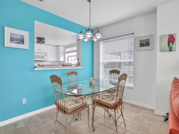 Boutique Hideaway Two Bedrooms Sleeps Six in Indian Rocks