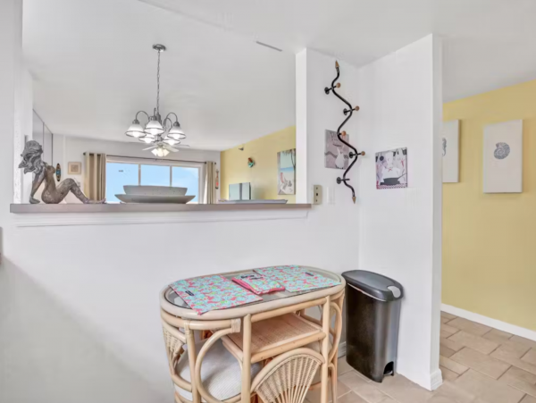 Boutique Hideaway Two Bedrooms Sleeps Six in Indian Rocks