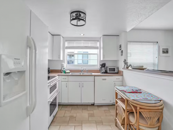 Boutique Hideaway Two Bedrooms Sleeps Six in Indian Rocks