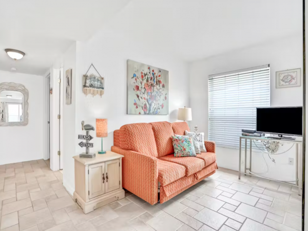 Boutique Hideaway Two Bedrooms Sleeps Six in Indian Rocks