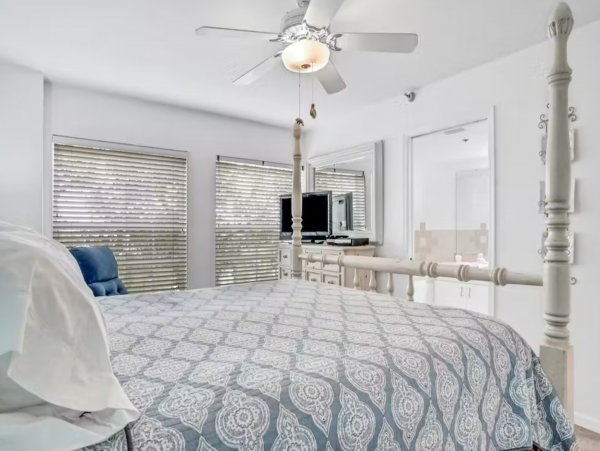 Boutique Hideaway Two Bedrooms Sleeps Six in Indian Rocks
