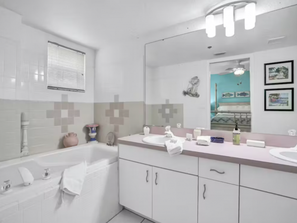 Boutique Hideaway Two Bedrooms Sleeps Six in Indian Rocks