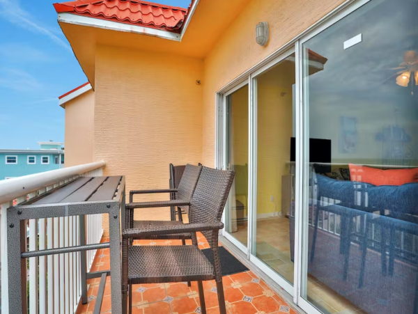 Boutique Hideaway Two Bedrooms Sleeps Six in Indian Rocks