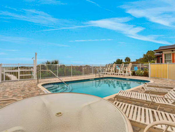 Boutique Hideaway Two Bedrooms Sleeps Six in Indian Rocks