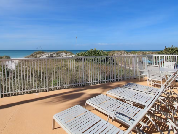 Boutique Hideaway Two Bedrooms Sleeps Six in Indian Rocks