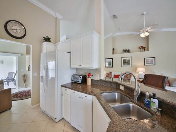 Naples Vacation Condo Sleeps 6 Guests Communal Pool