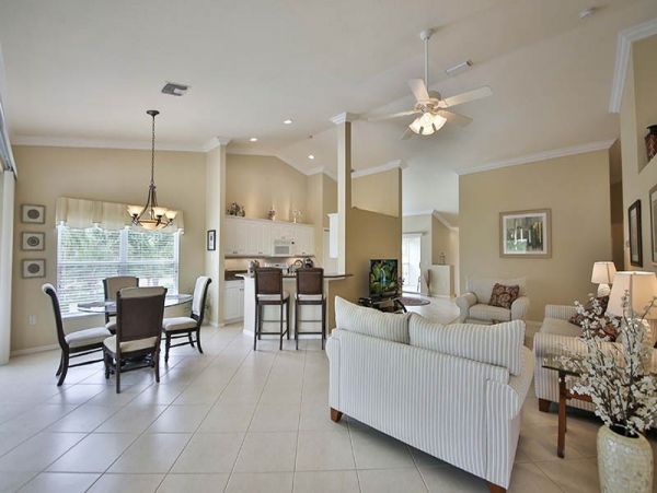 Naples Vacation Condo Sleeps 6 Guests Communal Pool