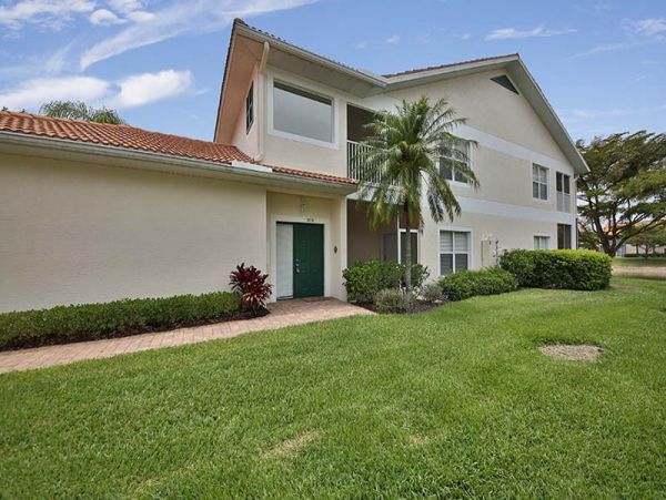 Naples Vacation Condo Sleeps 6 Guests Communal Pool
