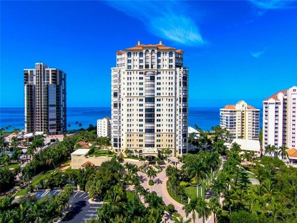 Naples Vacation Condo Two Bedroom Walk to Beach