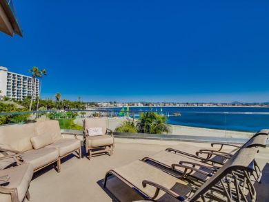 Bay Beach Front Home in Mission Beach,4 Bedrooms Sleeps 10