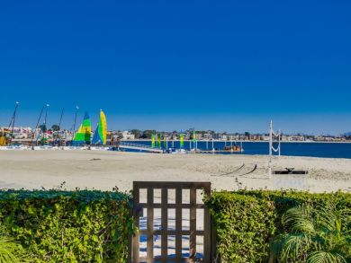 Bay Beach Front Home in Mission Beach,4 Bedrooms Sleeps 10
