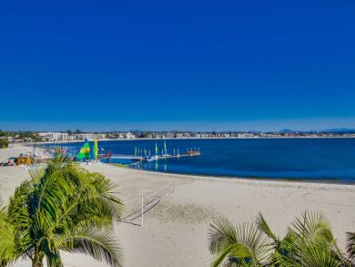 Bay Beach Front Home in Mission Beach,4 Bedrooms Sleeps 10