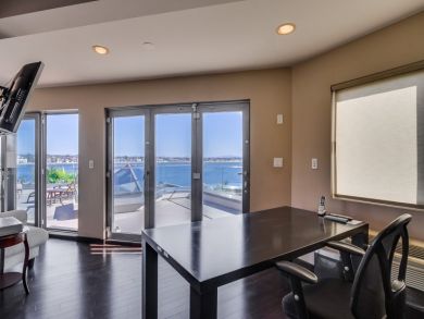 Bay Beach Front Home in Mission Beach,4 Bedrooms Sleeps 10