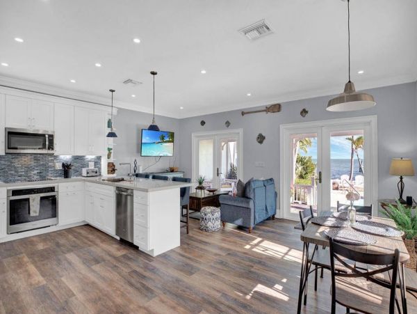 Luxury Oceanfront Six Bedroom Vacation Rental in Isla Morada Sleeps 12