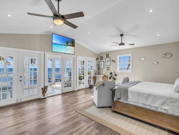 Luxury Oceanfront Six Bedroom Vacation Rental in Isla Morada Sleeps 12