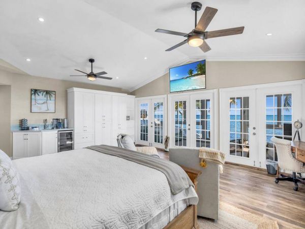 Luxury Oceanfront Six Bedroom Vacation Rental in Isla Morada Sleeps 12