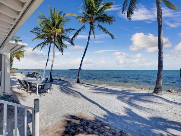 Luxury Oceanfront Six Bedroom Vacation Rental in Isla Morada Sleeps 12